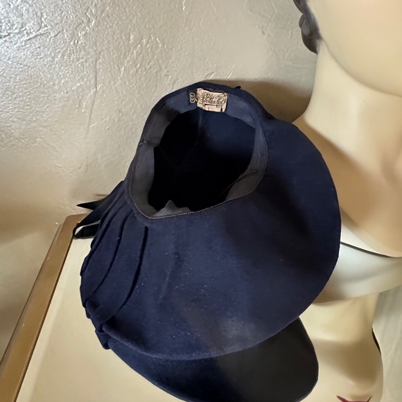 STRIKING 1940s\' NAVY FELT BERET WITH INTRICATE STRIPS + RED/BLACK FEATHERS & BOW main image 9